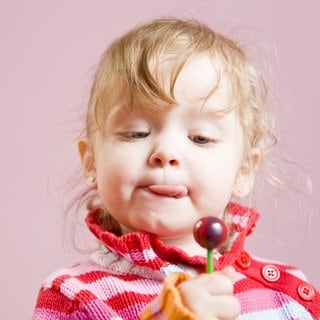 Zweijähriges Mädchen mit einem Lolli