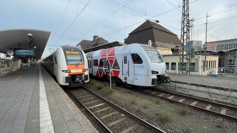 Zwei Regionalzüge stehen am Koblenzer Hauptbahnhof.