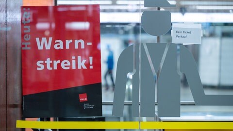 Ein Plakat hängt an der Haltestelle Hauptbahnhof an einem Schalter der SSB. (Symbolbild)