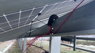 Kuperkabelreste an einer Photovoltaik-Anlage 