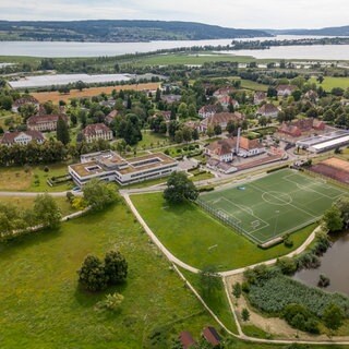 Das Gelände der ZfP Reichenau ist aus der Luft zu sehen.