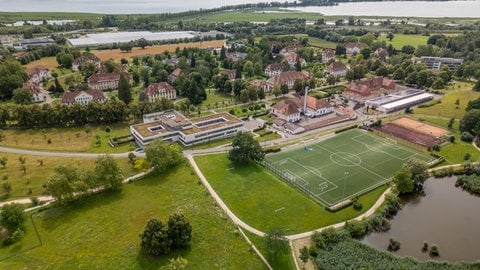 Das Gelände der ZfP Reichenau ist aus der Luft zu sehen.