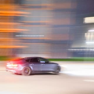 Ein Auro rast durch die Nacht (Symbolbild): In Kaiserslautern hat die Polizei einen 18-Jährigen gestoppt, der mit 120 kmh durch die Stadt raste.