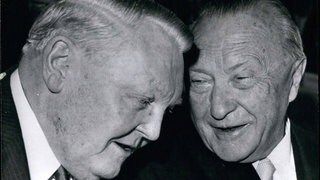 Ludwig Erhard (links) mit seinem Vorgänger Konrad Adenauer (rechts)