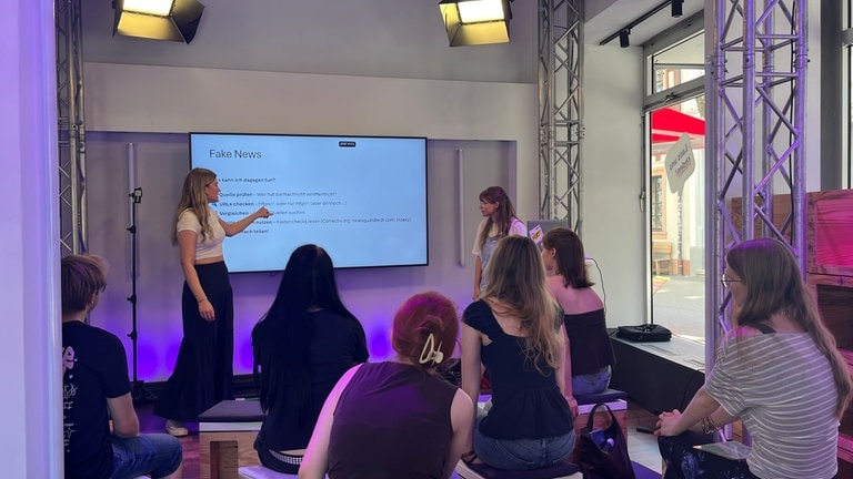 Beim Jugendworkshop geleitet durch Emelie Krause und Deliah Adam-Klesy, ging es um das Thema Medienkompetenz. 