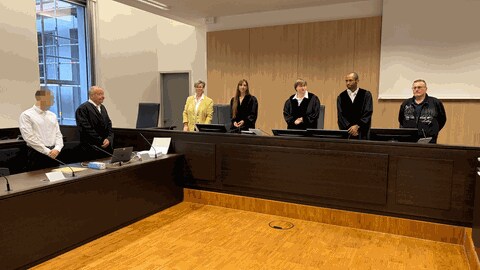 Der Angeklagte vor dem Landgericht in Wiesbaden. Der Prozess hat am Mittwoch begonnen. 