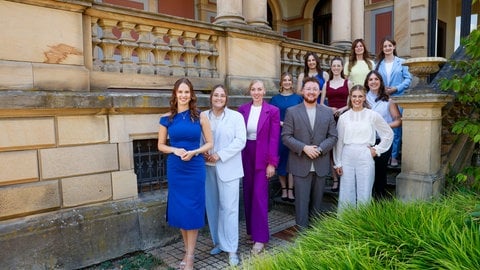 10 Kandidatinnen und ein Kandidat aus den Deutschen Weinanbaugebieten treten zu der Wahl an.