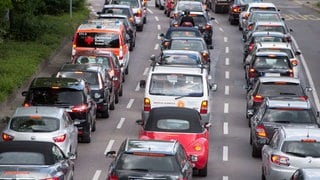 Autos stehen in Stuttgart im Stau. 