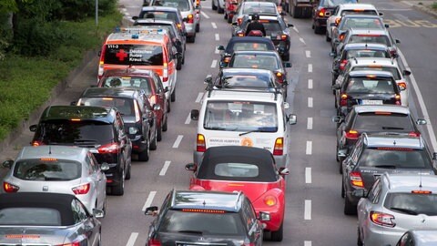 Autos stehen in Stuttgart im Stau. 