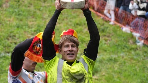 der Deutsche Tom Kopke beim Käse-Rennen "Cheese-Rolling" in England