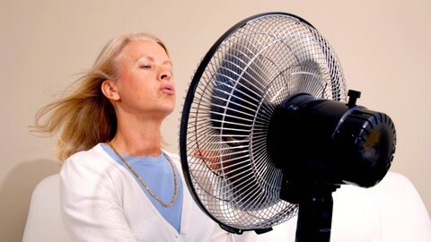 Frau vorm Ventilator