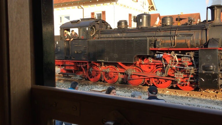 Die 97 501 im Münsinger Bahnhof.