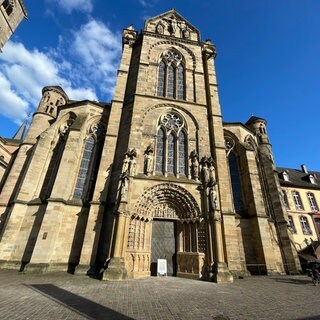 Fast ein Jahr lang war das Westportal der gotischen Liebfrauenkirche von einem Bauzaun verdeckt. Jetzt sind die Arbeiten abgeschlossen.