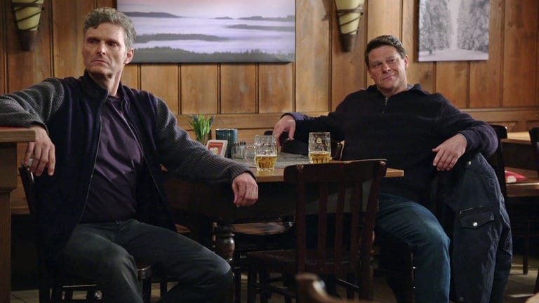 Uli und Jürgen sitzen im Löwen an einem Tisch