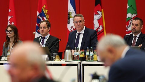 Alexander Schweitzer (SPD, 2.v.r.), Ministerpräsident von Rheinland-Pfalz, eröffnet eine Sitzung am zweiten Tag der Ministerpräsidentenkonferenz. Die Ministerpräsidentenkonferenz findet unter dem Vorsitz von Rheinland-Pfalz statt.
