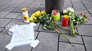 Kerzen, Blumen und eine Trauerbekundung liegen in der Nähe des Paradeplatzes an einer S-Bahn-Haltestelle. Am Vortag war ein Auto in eine Menschenmenge gefahren. Zwei Menschen starben, weitere wurden verletzt.