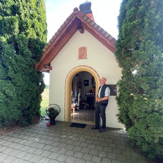 Josef Kugler steht vor seiner "Bruder-Klaus-Kapelle" am Ortsrand von Rosna bei Mengen.