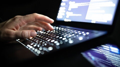 Finger auf einer Computer-Tastatur. Auch in RLP wurden Patienten-Daten bei einem Cyberangriff gestohlen.