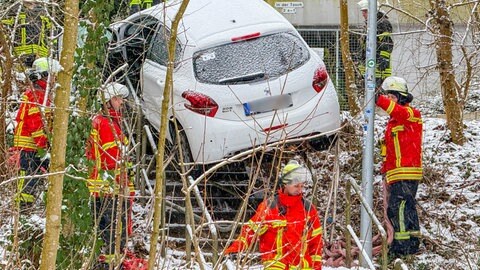 Ein Autofahrerin hat in Karlsruhe-Durlach wohl Bremse und Gas verwechselt und landete mit ihrem Wagen auf einer Fußgängerbrücke.