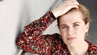 Autorin Hanna Heim schaut in die Kamera. | Der Wunsch der Großeltern nach gemeinsamem, selbstbestimmten Lebensende – die Autorin und ihre Rolle als Enkelin