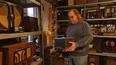 Stolzer Besitzer einer großen Radiosammlung