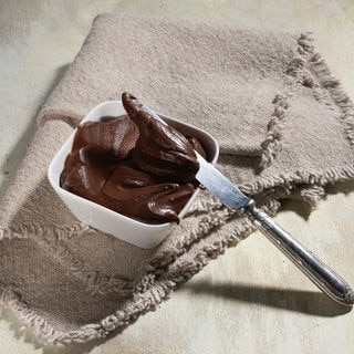 Dunkelbier-Ganache in einer kleinen Schüssel. Ein SWR1 Pfännle-Rezept zum Motto "Bock auf Brot".