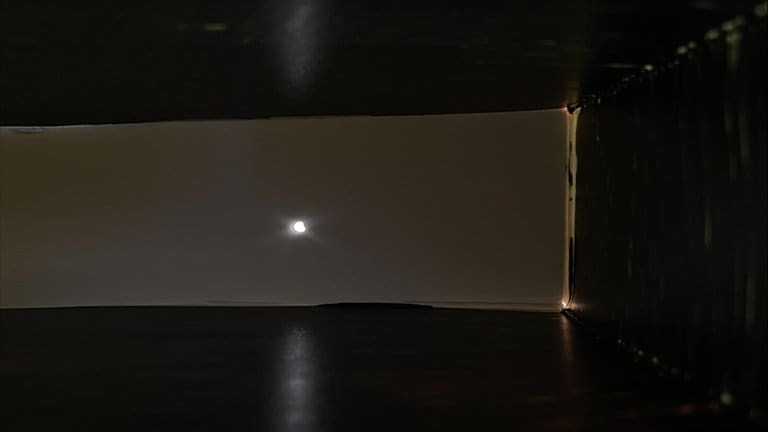 Ein kleiner Lichtpunkt in einer Box: Die Sonnenfinsternis per Lochkamera