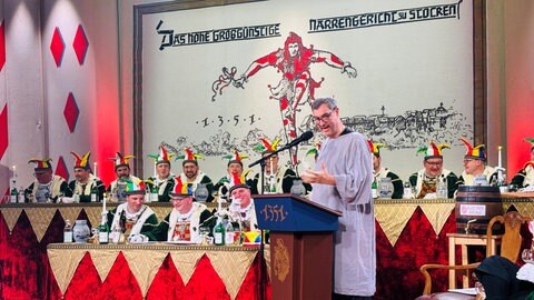 Markus Söder spricht beim Narrengericht in Stockach.
