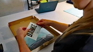Ein Paket an einen Kunden - die EU-Richtlinien für Verpackungen bremsen kleine Onlinehändler aus 
