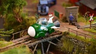 Aber ein bisschen Spaß muss sein - eine Zukunftsvision im Stil der sechziger Jahre darf ebenso über die Feldbahngleise sausen - zurück in die Zukunft mit einer Raketenlok.