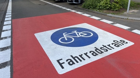 Die Fahrradstraße in der Lautrer Parkstraße nimmt Gestalt an. 