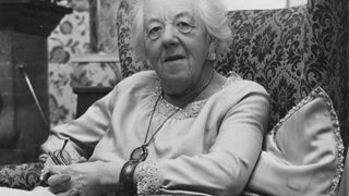 Die 74-jährige britische Schauspielerin  Margaret Rutherford 1967 in ihrem Haus in Gerrads Cross, Buckinghamshire, England