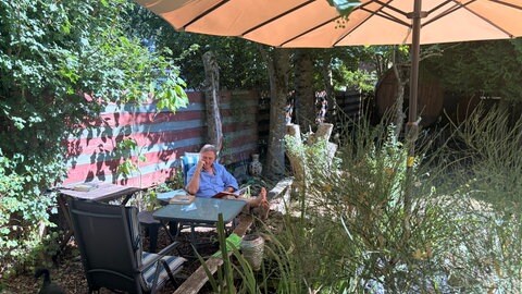 Norbert Scheuer im Garten seines Hauses in KallEifel.