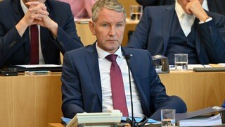 Björn Höcke, AfD-Fraktionschef, sitzt während einer Sondersitzung im Thüringer Landtag und blickt in die Kamera. Die AfD Thüringen ist vom Verfassungsschutz als gesichert rechtsextremistisch eingestuft.