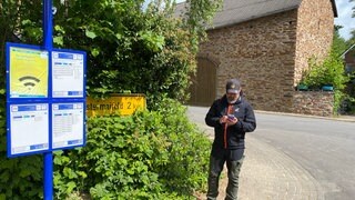 Ortsvorsteher Andrej Kühn steht an der Bushaltestelle in Mörz wo man guten Handyempfang hat
