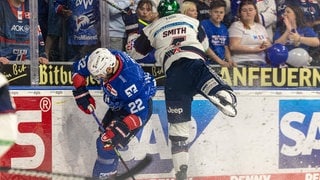 Plachta Matthias (Adler Mannheim) weicht dem Check von Smith Adam (Eisbären Berlin) aus.