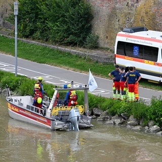 Einsatzkräfte der DLRG suchen im vergangenen Jahr auf der Donau zwischen Ulm und Neu-Ulm nach einem vermissten Schwimmer.
