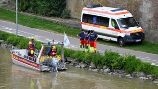 Einsatzkräfte der DLRG suchen im vergangenen Jahr auf der Donau zwischen Ulm und Neu-Ulm nach einem vermissten Schwimmer.