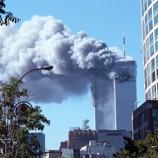 Rauch steigt aus einem Turm des World Trade Centers nach dem Terroranschlag am 11. September 2001.