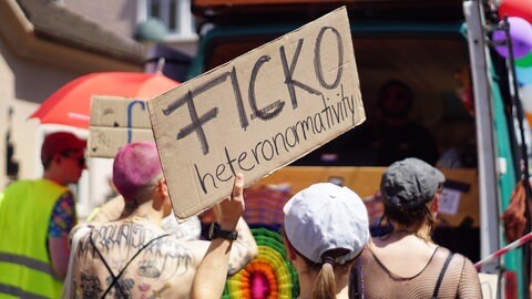 Tausende feiern CSD in der Freiburger Innenstadt