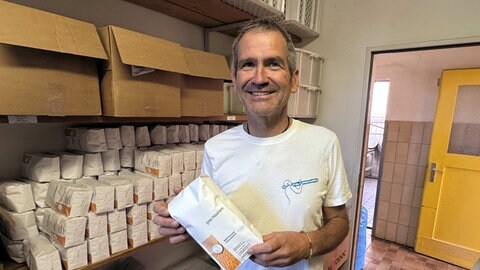 Ralf Klumpp, Hostienbäcker aus Ochsenhausen mit einer Tüte Hostien