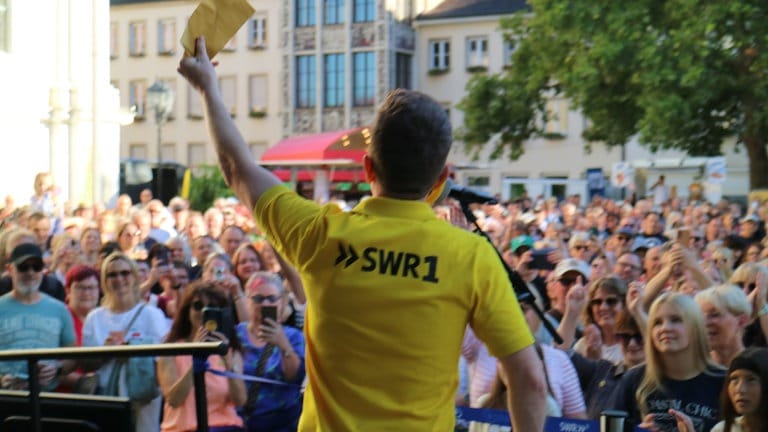 Moderator Christian Balser verkündet Platz 10: City und "Am Fenster"...