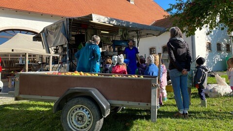 Die mobile Saftmoschte hat Station in Ziegelbach bei Bad Wurzach im Kreis Ravensburg gemacht. 