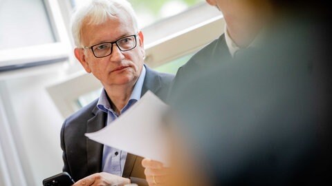 Jürgen Resch, Bundesgeschäftsführer der Deutschen Umwelthilfe (DUH), sitzt zum Prozessbeginn der DUH gegen Mercedes-Benz in einem Gerichtssaal des Landgerichts Stuttgart auf seinem Platz. 