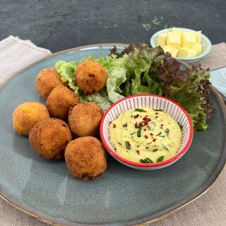 Frittierte Kürbisbällchen mit Chili-Mayonnaise