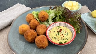 Frittierte Kürbisbällchen mit Chili-Mayonnaise