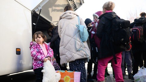 Eine aus der Ukraine geflüchtete Familie in Deutschland – viele haben hier Schutz gefunden und versuchen, sich ein neues Leben aufzubauen (Symbolbild).