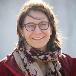 Leiterin des Instituts für Wein- und Getränkewirtschaft Prof. Simone Loose lacht in die Kamera. Sie sagt: Die Winzer in Deutschland erleben gleich zwei Krisen auf einmal. Simone Loose leitet das Institut für Wein- und Getränkewirtschaft- In SWR1 Baden-Württemberg Leute sucht sie nach Lösungen.