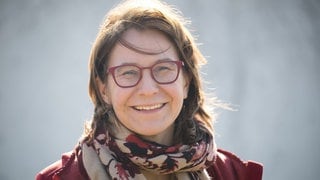 Leiterin des Instituts für Wein- und Getränkewirtschaft Prof. Simone Loose lacht in die Kamera. Sie sagt: Die Winzer in Deutschland erleben gleich zwei Krisen auf einmal. Simone Loose leitet das Institut für Wein- und Getränkewirtschaft- In SWR1 Baden-Württemberg Leute sucht sie nach Lösungen.