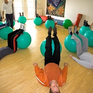Patienten in bei der Rueckenschule. Symbolfoto.